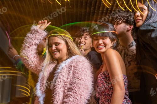 Visualização: Amigos multiétnicos dançando e se divertindo em uma festa