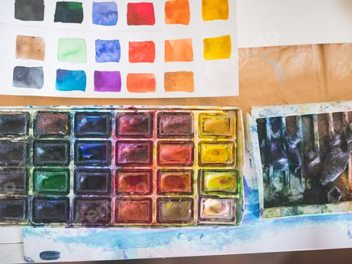 Preview: Close up on a painter's palette leaning on the table