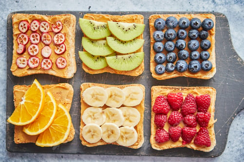 Preview: Wholegrain bread slices with peanut butter and various fruits