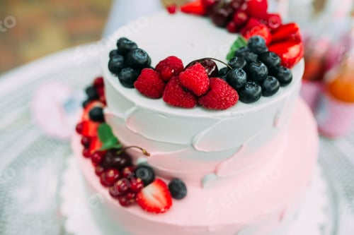 Preview: Elegant Wedding Cake Adorned with Fresh Berries