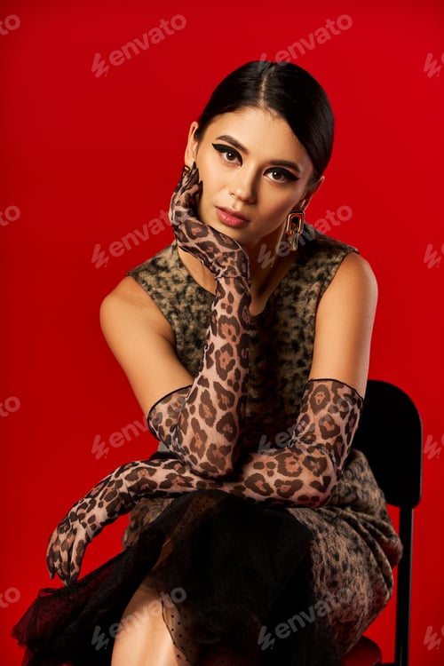 Preview: Fashionable Woman in Leopard Print Gloves
