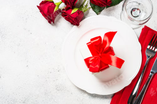 Preview: Romantic holiday table setting with plate, roses and present