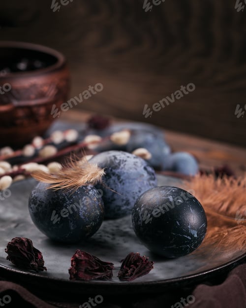 Preview: Process of dyeing eggs with natural paints for Easter.