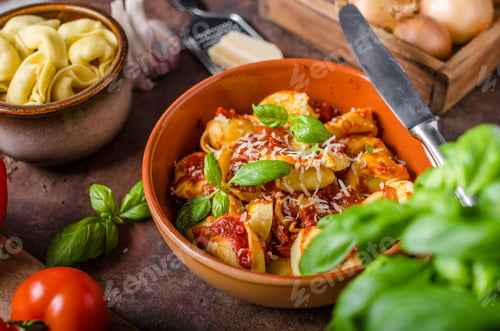 Preview: Homemade tortellini with tomato sauce