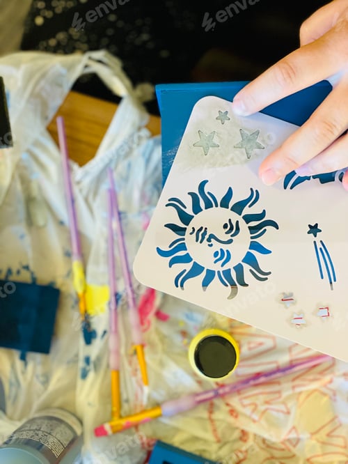 Preview: Leisurely hobby stencil art on creative project