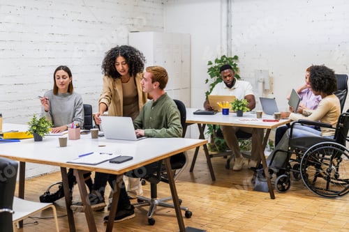 Visualização: Empresários diversos colaborando em um espaço de coworking moderno