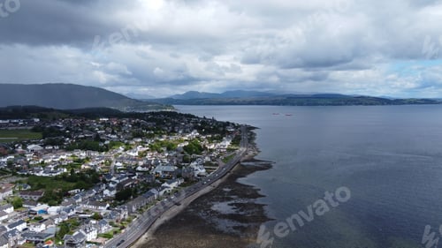 Vista previa: Beautiful aerial view of Dunoon with Holy Loch under a cloudy sky, Scotland
