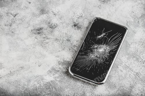 Preview: Smartphone with cracked screen