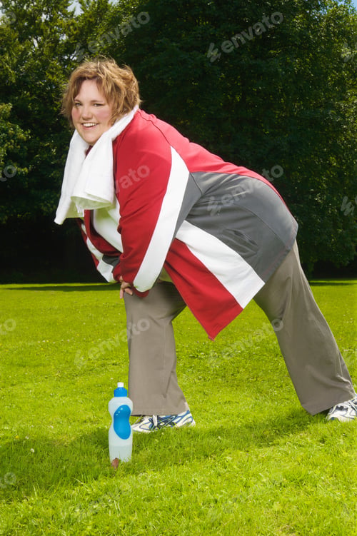 Preview: Germany, Duisburg, Mid-adult woman exercising outdoors
