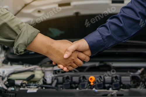 Preview: The mechanic shaking hands with customer after finish checking car system.Repair service.