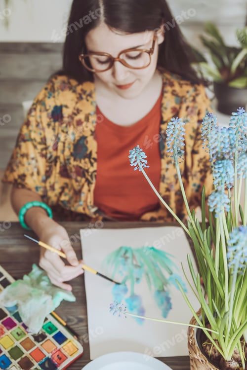 Vista previa: Young woman painting plants with water colors