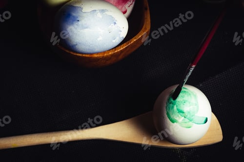 Vista previa: Crop hand painting Easter egg
