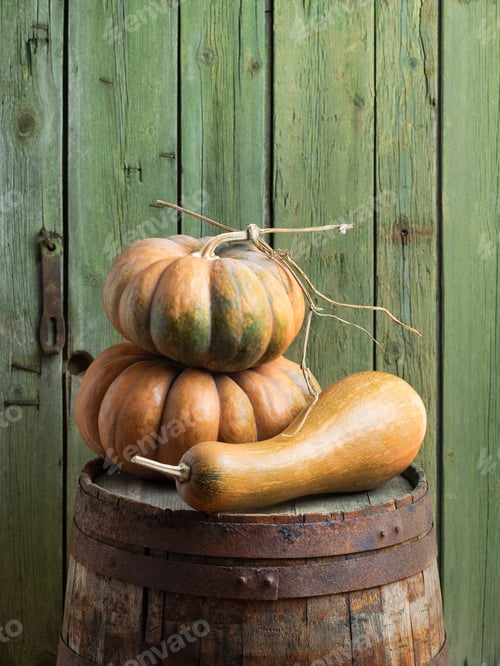 Preview: Muscade de Provence and Butternut Pumpkins on an Old Wooden Barrel