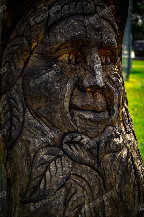 Preview: Closeup of a tree stump carved with an old man’s face
