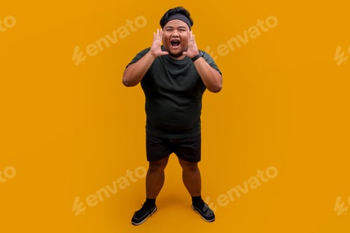 Visualização: Homem asiático animado e esportivo gritando notícias ou fazendo um anúncio com as mãos em forma de concha ao redor da boca