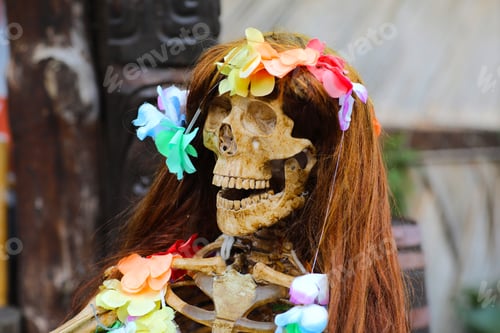 Preview: Skeleton of smiling woman with hair and colourful Hawaiian flowers, holiday decoration off storefron