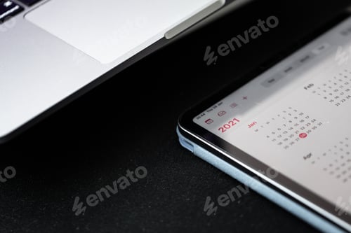 Preview: Calendar tablet and a pen in a flat lay