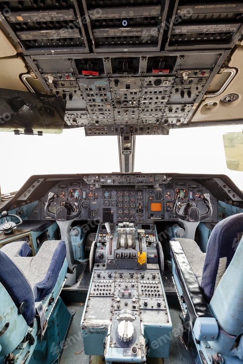 Preview: Cockpit of a decommissionned Lockheed TriStar L-1011