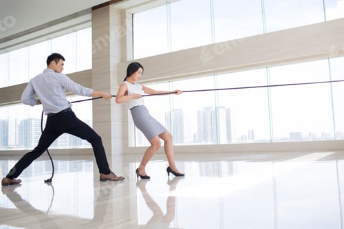 Preview: Young Chinese business person pulling rope