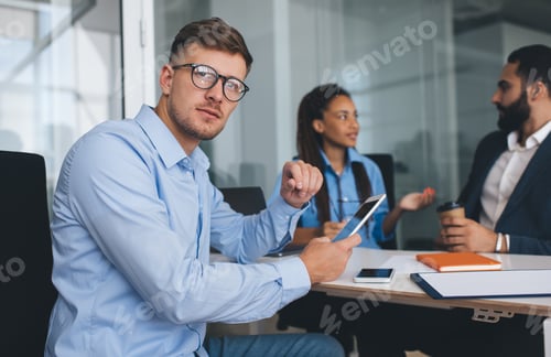 Preview: Smart casual businessman in optical eyeglasses