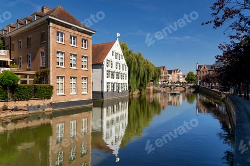 Preview: View over a canal at some monumental buildings
