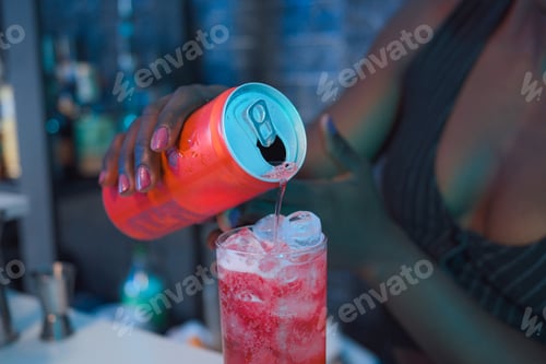 Visualização: Garçonete prepara um coquetel e coloca um refrigerante no copo