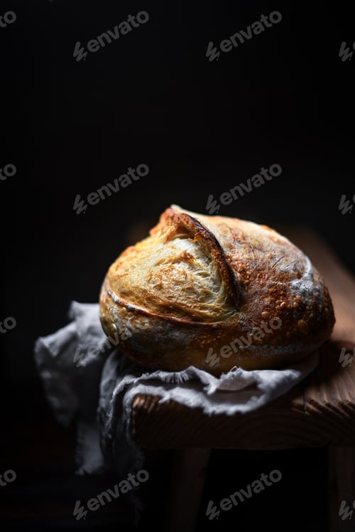Preview: Appetizing sourdough bread with cracked crust