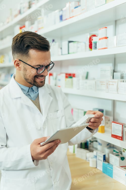Preview: Portrait of a handsome pharmacist working in a pharmacy