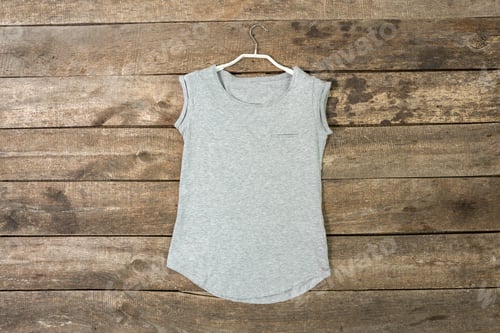Preview: T-Shirt on wood plank