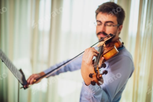 Preview: Violinist
