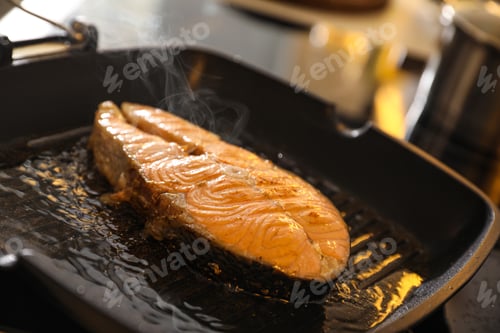 Preview: Frying pan with cooked salmon steak, closeup