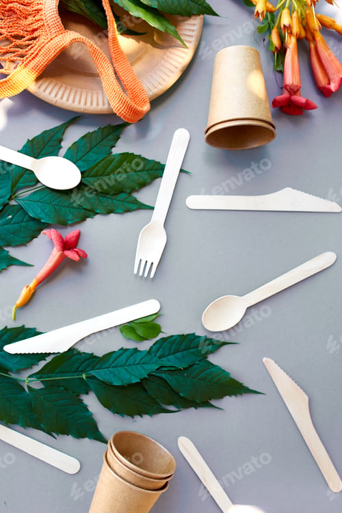 Preview: Flat lay of eco craft paper and wooden tableware, Zero waste