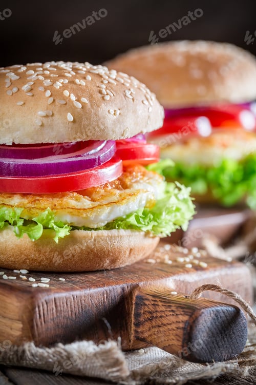 Preview: Fresh burger with fried egg and vegetables