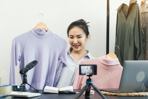 Preview: Young asian entrepreneurs are picking up their clothes to show off to customers