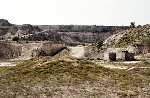 Vista previa: Abandoned quarry with concrete blocks
