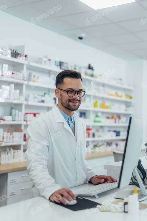 Preview: Portrait of a handsome pharmacist working in a pharmacy