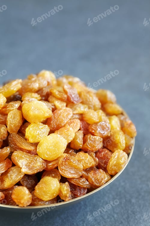 Preview: Sultana raisins in a bowl.