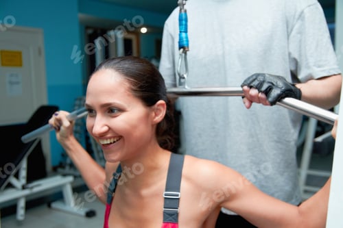 Visualização: Foto de uma jovem atraente e seu treinador na academia