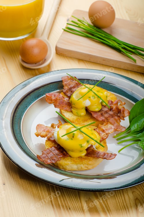 Preview: Eggs bvenedict with chives