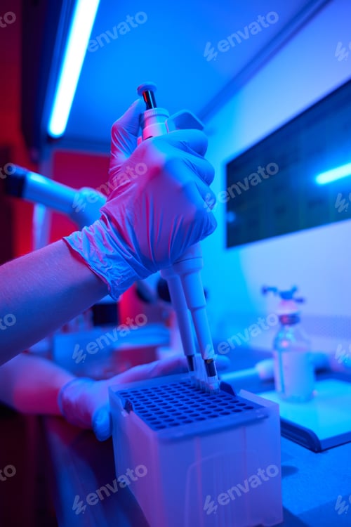 Preview: Laboratory employee in the process of preparing biomaterial for freezing