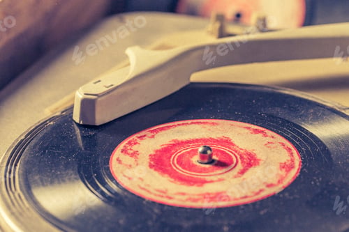 Preview: Vintage gramophone and old black vinyl records.