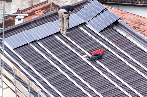 Preview: Solar panel and workers.