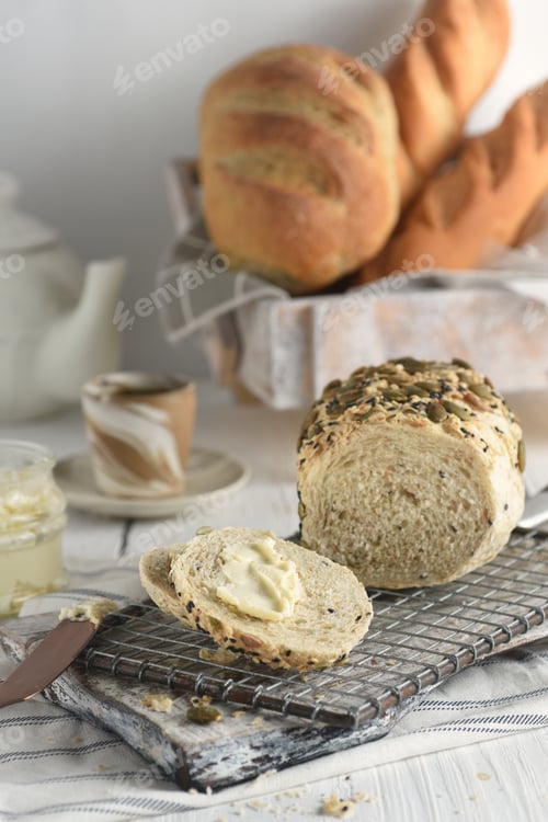 Preview: Sliced and whole sourdouhg bread on the table