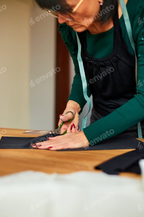 Preview: Step by step, Woman dressmaker