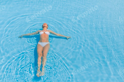 Preview: Young woman in the pool
