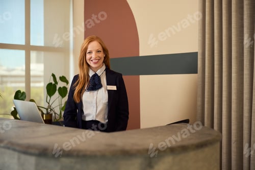 Preview: Portrait of beautiful receptionist smiling at front desk