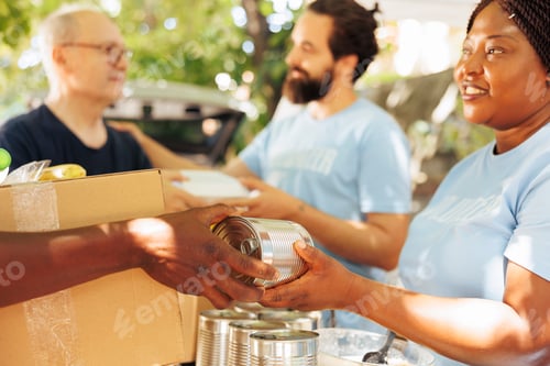 Preview: Food distribution: Volunteers help needy