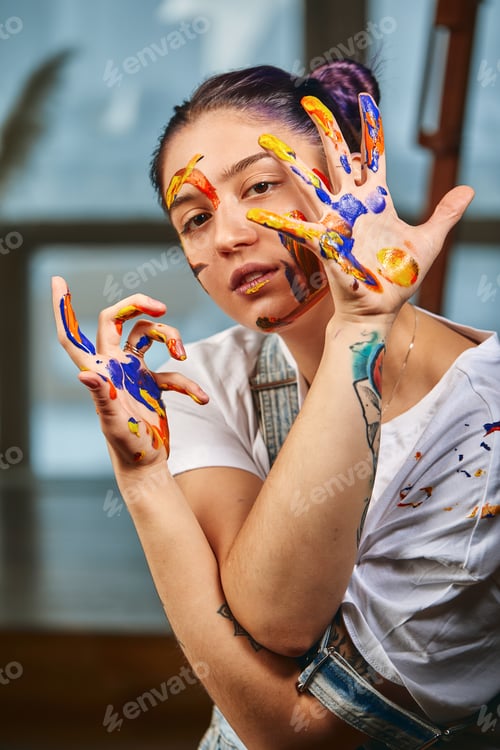 Preview: Portrait of a beautiful girl in the paint. Half-length portrait of the artist's girl with face and