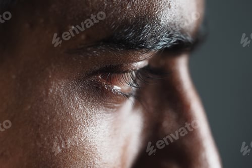 Vista previa: Close-up of a person's eye revealing deep emotion
