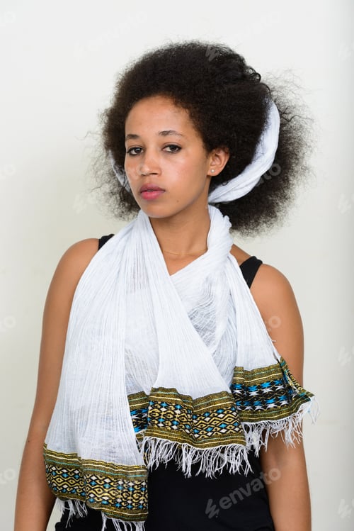 Preview: Portrait of young beautiful African woman with Afro hair in traditional clothing